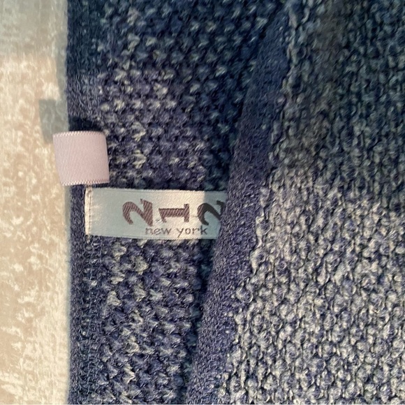 212 New York Sweater Size Small Cropped in GUC - Picture 4 of 5